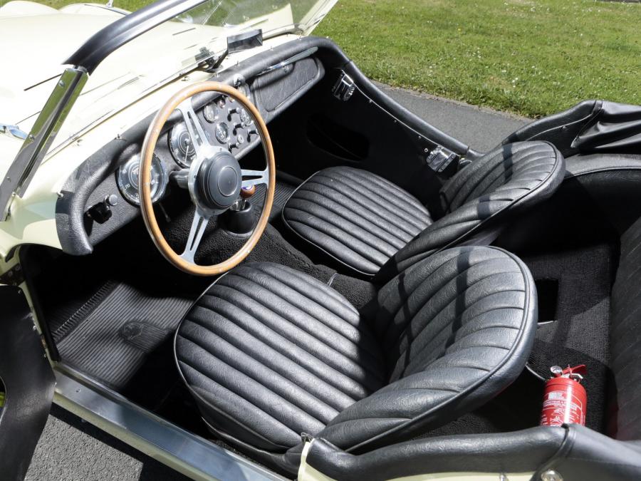 Интерьер Triumph TR3A 1957 года  (фото 21 из 21)